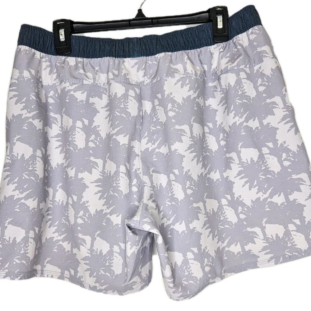 Vuori Men's Cape Shorts In A Grey Palm Print, Size XL - Picture 5 of 10